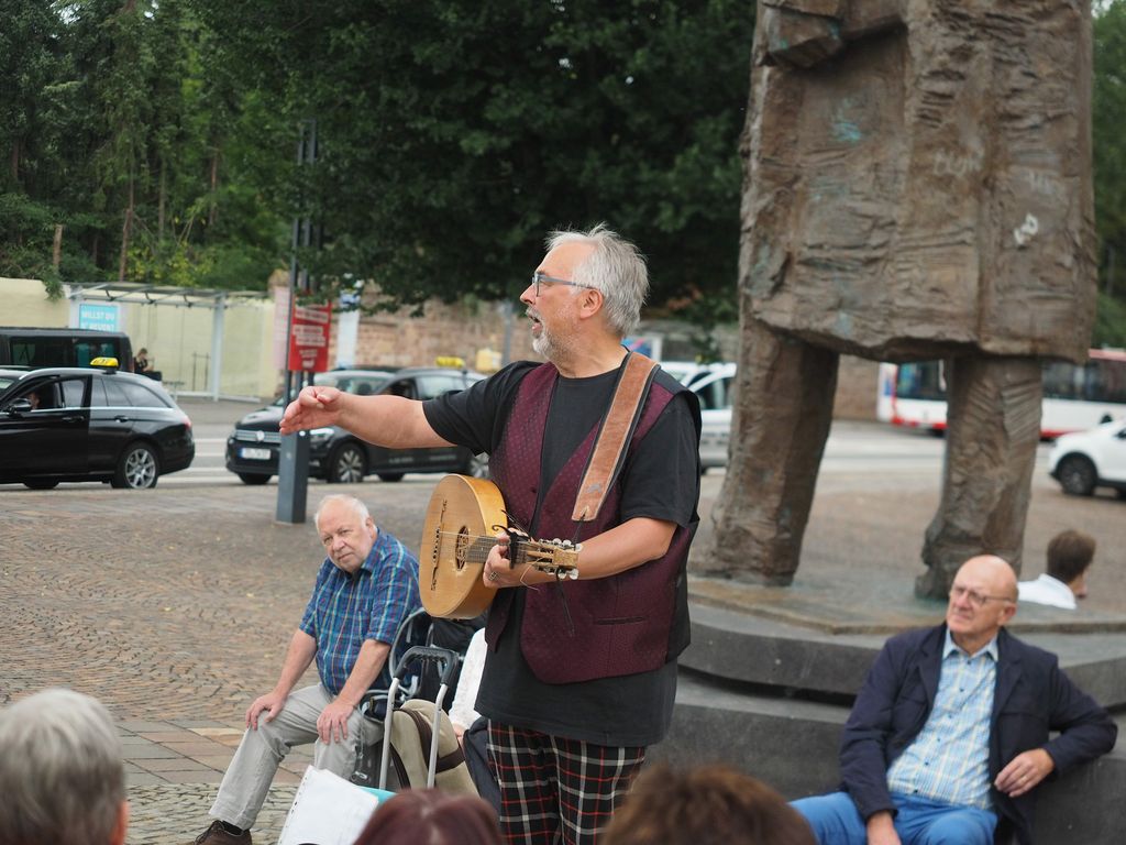 An der Karl Marx Statue
