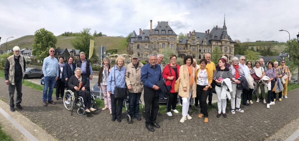 Gruppe vor Schloss Lieser